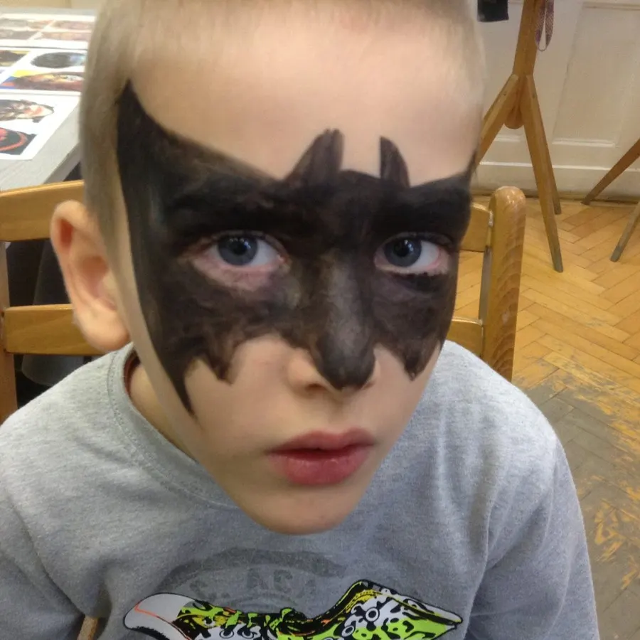 Kisfiú Batman-maszk arcfestéssel